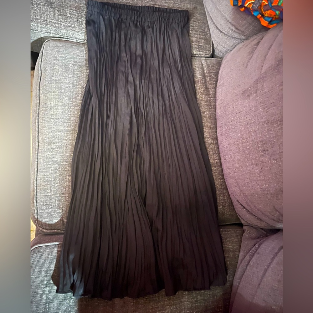H&M skirt size small runs big NWT